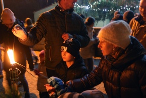 Zpívání pod vánočním stromem